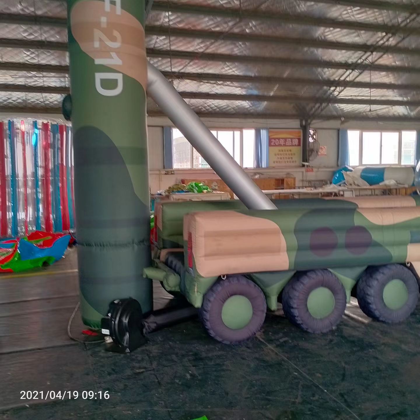 新津军事演习中的充气目标车辆：模拟发射车雷达车坦克飞机